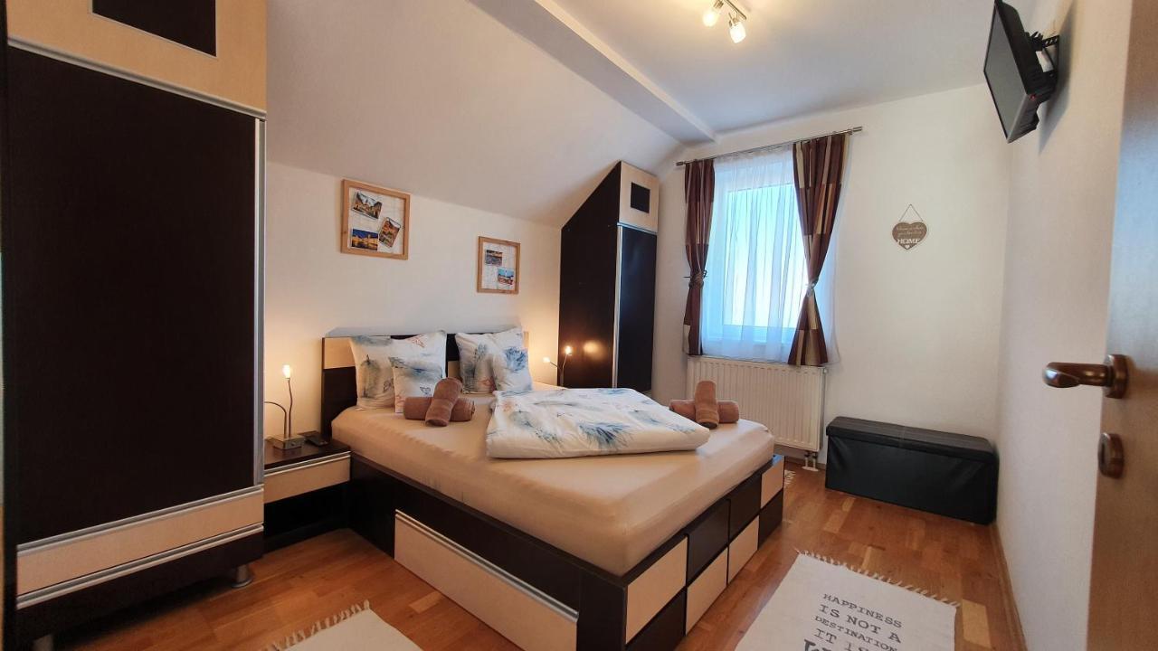 Smiley Apartment Sibiu Exteriör bild